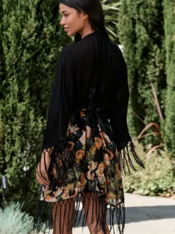 B by Ted Baker Kimono à glands en viscose noir fleuri Koi