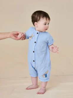 Barboteuse JoJo Maman Bébé Peter Rabbit™ en étamine boutonnée sur le devant 100% coton