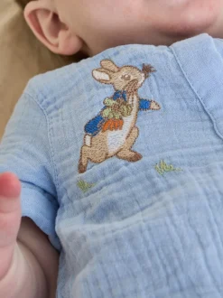 Barboteuse JoJo Maman Bébé Peter Rabbit™ en étamine boutonnée sur le devant 100% coton