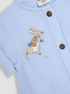 Barboteuse JoJo Maman Bébé Peter Rabbit™ en étamine boutonnée sur le devant 100% coton