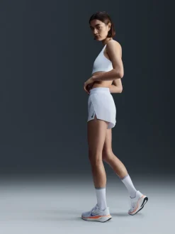 Blanc - Soutien-gorge de sport rembourré maintien moyen à logo virgule Nike