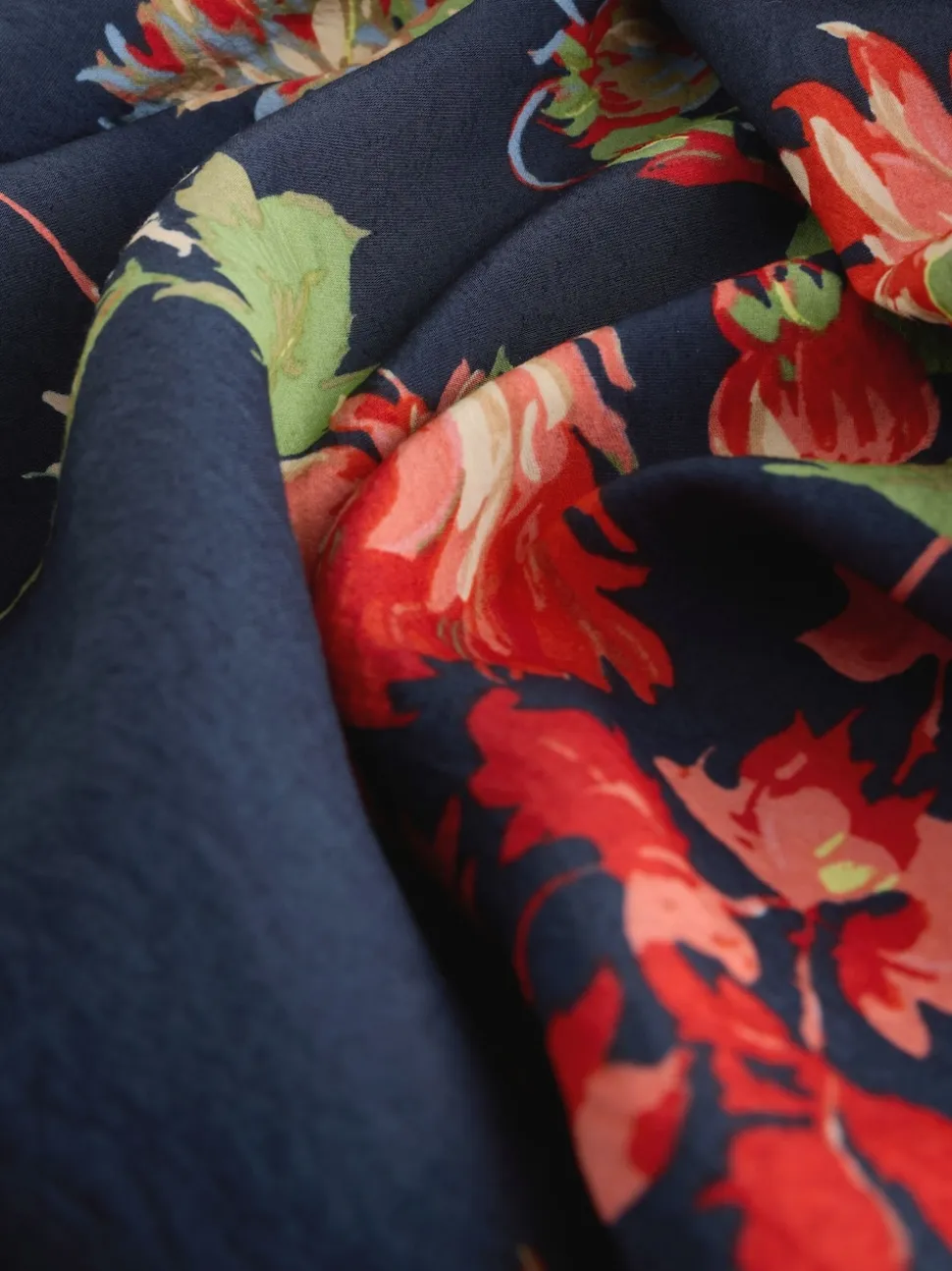 Bleu marine à fleurs - Robe mi-longue imprimée à manches bouffantes