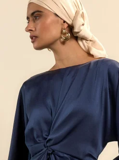 Bleu marine - Robe longue en satin à manches longues torsadée sur le devant