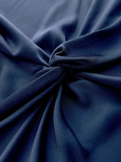 Bleu marine - Robe longue en satin à manches longues torsadée sur le devant
