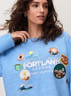 Broderie avec écusson bleu clair - Pull en maille à col rond en laine