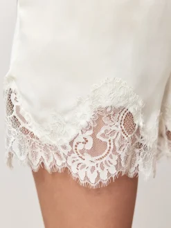 Champagne doré - Short en satin avec bordure en dentelle