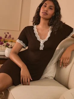 chocolat - Chemise de nuit Laura Ashley avec bordure en dentelle modale