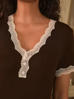 chocolat - Chemise de nuit Laura Ashley avec bordure en dentelle modale