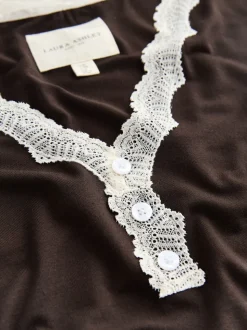 chocolat - Chemise de nuit Laura Ashley avec bordure en dentelle modale