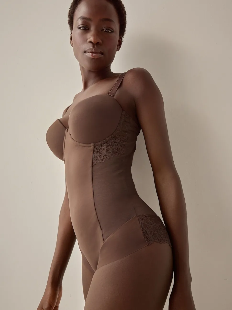 Chocolat Nude - Corps en dentelle légèrement rembourré avec contrôle du ventre ferme DD+