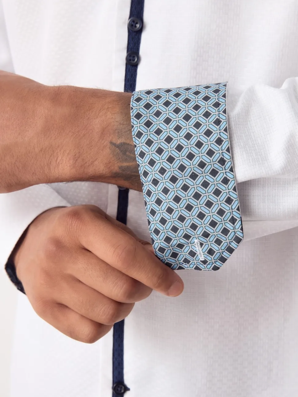 Collier Blanc Hatch Contrat - Chemise de soirée élégante à manches longues