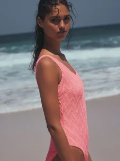 Corail rose fluo texturé - Maillot de bain gainant à encolure dégagée
