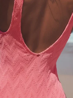 Corail rose fluo texturé - Maillot de bain gainant à encolure dégagée