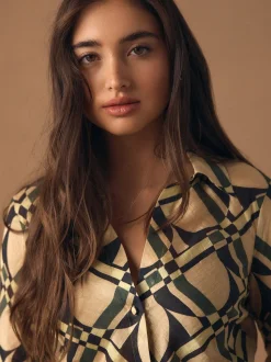 Crème/Vert imprimé géométrique - Chemise à col en V en Blend Lyocell