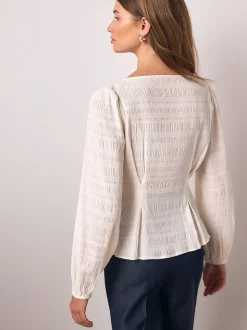 écru - Chemisier texturé à col bateau et manches longues