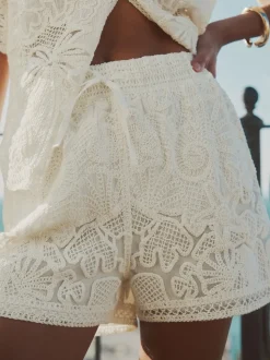 écru - Shorts ceinturés au crochet