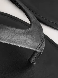 Cuir noir - Sandales à entredoigt carré