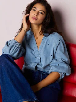 Cœur Bleu bleu marine - Chemisier en denim à manche bouffante et col en V brodé cœur