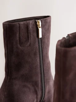 Daim marron chocolat - Bottines à talons Forever Comfort® avec bout ciselé