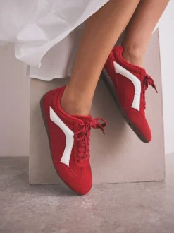 Daim rouge - Baskets à lacets Forever Comfort® en cuir à semelle slim