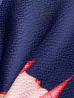 Floral de marine - Robe longue en satin à manches longues torsadée sur le devant