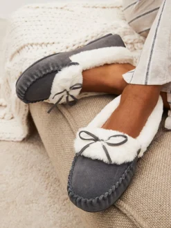 Gris - Chaussons style mocassins en daim