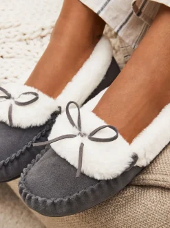 Gris - Chaussons style mocassins en daim