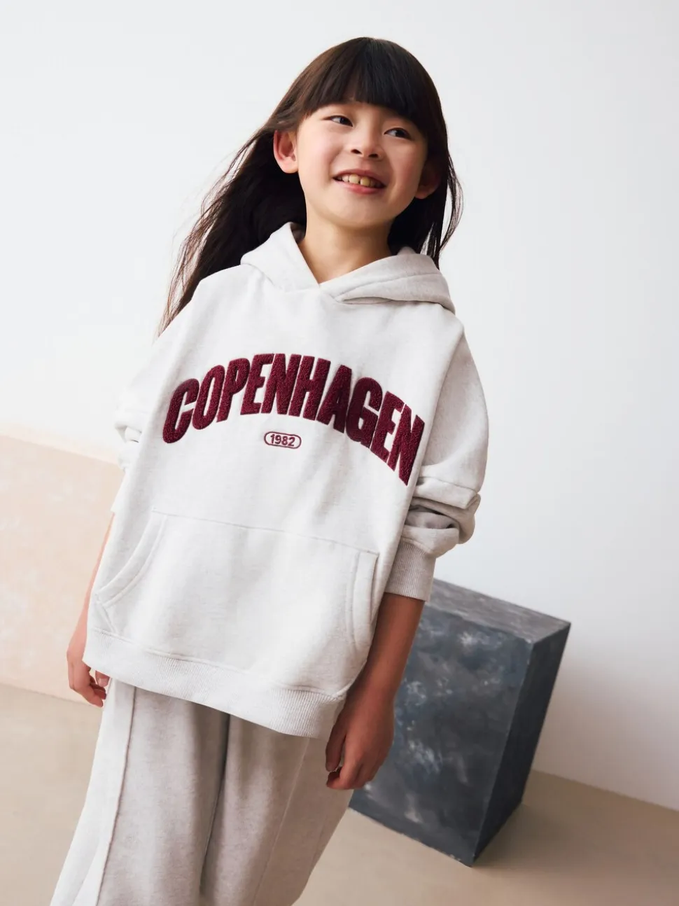 Gris avec noms de villes - Sweat à capuche (3-16 ans)