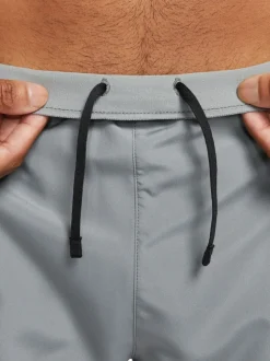 Gris clair - Nike short de course Dri-FIT Challenger 5 pouces doublé