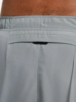 Gris clair - Nike short de course Dri-FIT Challenger 5 pouces doublé