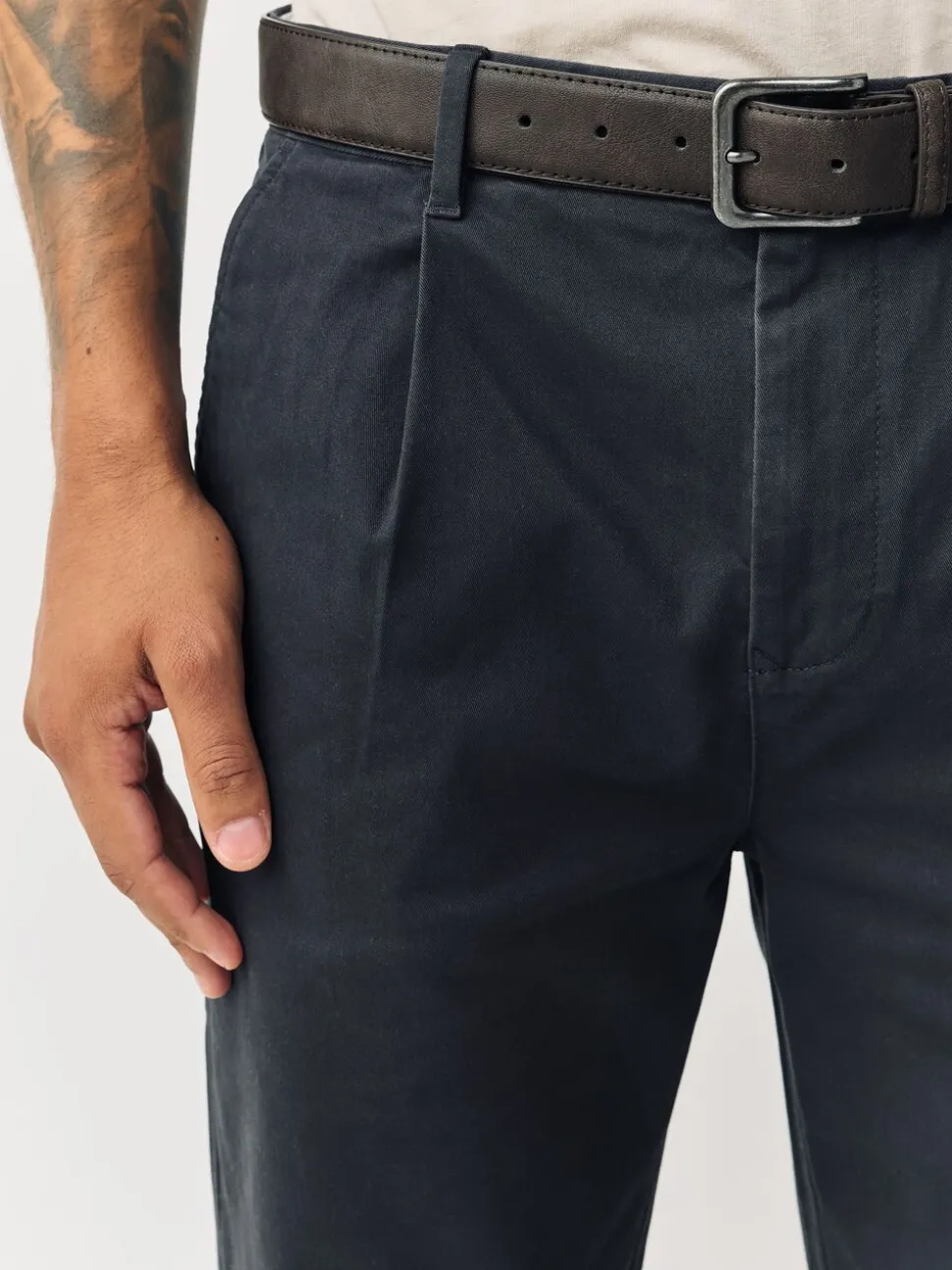 Gris de charbon de bois - Pantalon chino plissé doux au toucher ceinturé