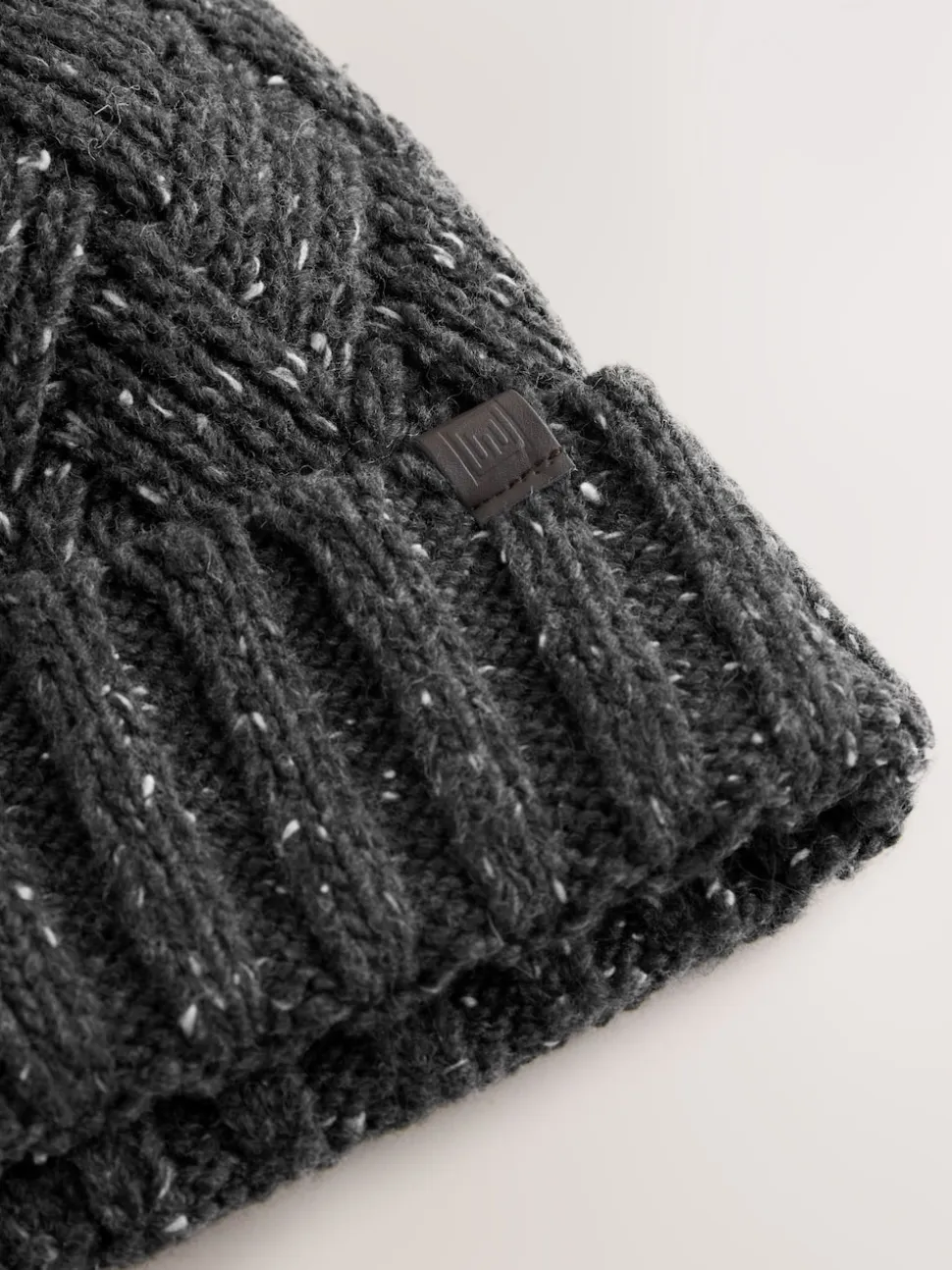 Gris de charbon de bois - Bonnet à pompon