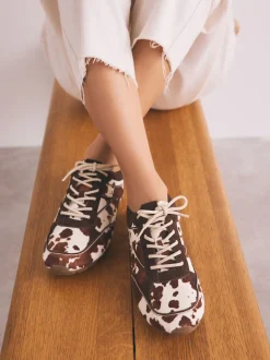 Imprimé vache - Baskets slim en cuir haut de gamme à lacets