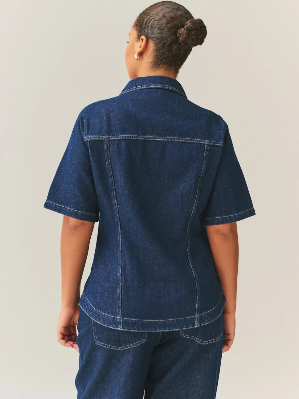 Jean délavé - Haut ajusté à manches courtes et poitrine généreuse