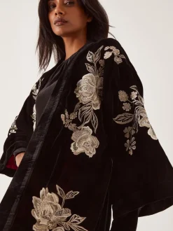 Kimono Monsoon Fia en velours brodé fleuri