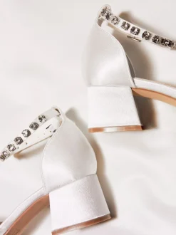 Linzi Mariage Jordanna Low Block Court talons With Embellished Ankle Strap