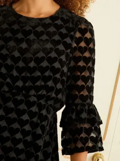 Love & Roses Robe Court Tissu dévoré à manches flûte