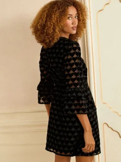 Love & Roses Robe Court Tissu dévoré à manches flûte