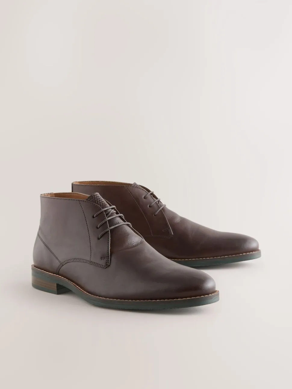 Marron - Bottes Chukka en cuir à semelle contrastante