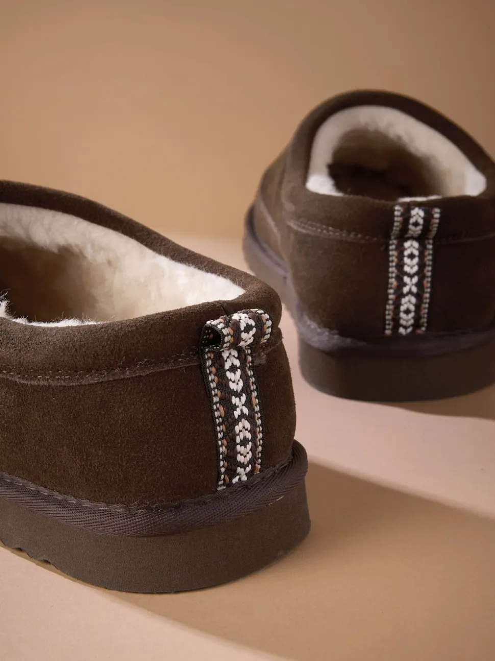 Marron - Chaussons doublés en daim Signature avec fausse fourrure