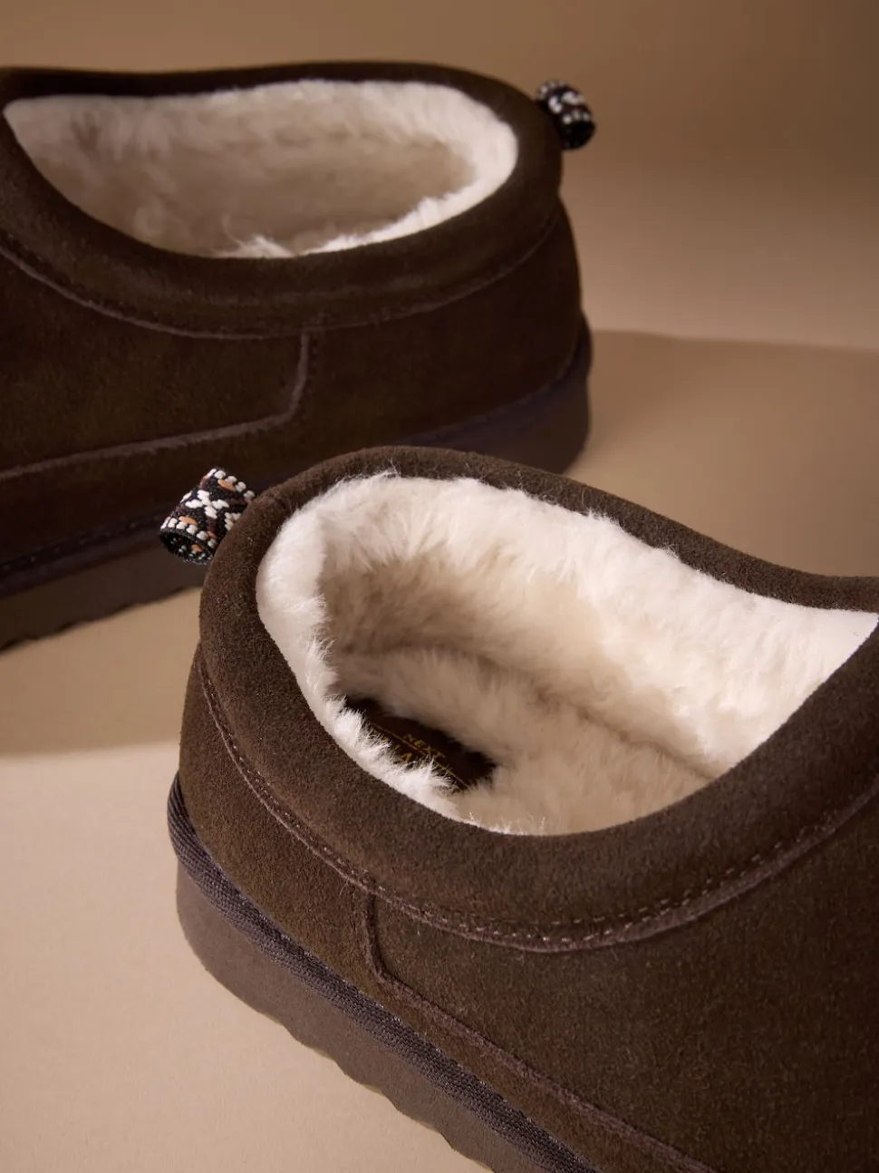 Marron - Chaussons doublés en daim Signature avec fausse fourrure