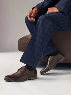 Marron - Coupe classique - Chaussures Derby en cuir avec semelle contrastante bleu marine