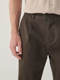 Marron - Pantalons chinos extensibles plissés simples
