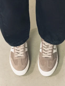 Marron café - Baskets à lacets Forever Comfort® en daim à rayures latérales