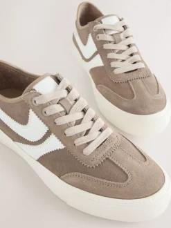 Marron café - Baskets à lacets Forever Comfort® en daim à rayures latérales