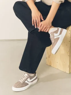 Marron café - Baskets à lacets Forever Comfort® en daim à rayures latérales