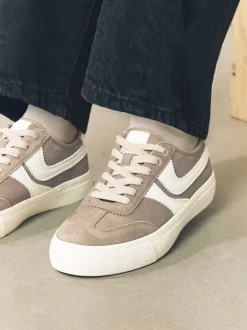 Marron café - Baskets à lacets Forever Comfort® en daim à rayures latérales