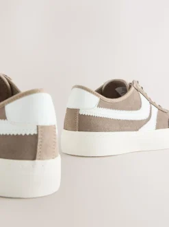 Marron café - Baskets à lacets Forever Comfort® en daim à rayures latérales