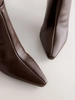 Marron chocolat - Bottes à talons Forever Comfort® à talons hauts avec finitions matérielles