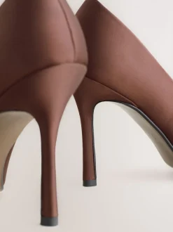 Marron chocolat - Escarpins Forever Comfort® en satin à bout pointu talons